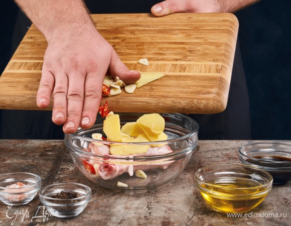 Нарежьте кружочками 1 зубчик чеснока, перец чили и имбирь. Смешайте соевый соус и мед, немного посолите. Курицу натрите чесноком, поперчите, полейте соусом.