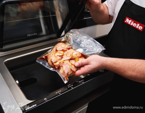 Поместите ножки в вакуумный пакет и завакуумируйте с помощью вакууматора Miele EVS 7020 при максимальной степени вакуумирования и запаивания. Благодаря вакуумной упаковке вкус приправ будет более интенсивным, для маринования понадобится всего 20 минут.