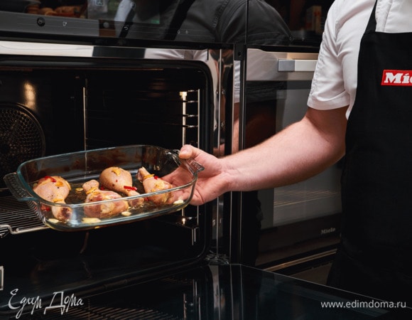 Выложите куриные ножки в форму, смазанную растительным маслом. Запекайте в духовом шкафу Miele H 7860 BP при 190°С 25 минут в режиме «Конвекция+» для равномерного приготовления и аппетитной корочки.<br />
Совет: чтобы приготовить блюдо на большую компанию, используйте 3 уровня приготовления одновременно.