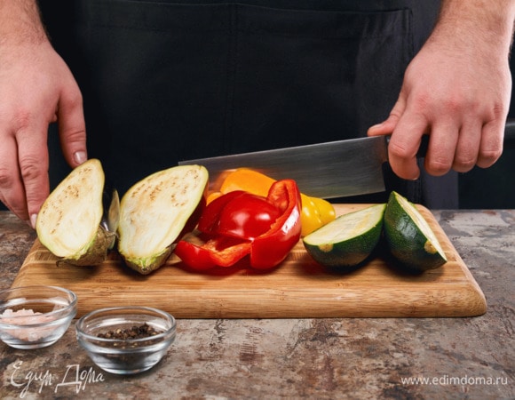 В это время баклажан, цукини и перец нарежьте крупно. Посолите и поперчите, сбрызните лимонным соком и оливковым маслом.