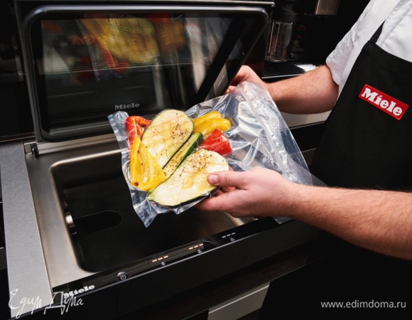 Поместите в вакуумный пакет и завакуумируйте с помощью вакууматора Miele EVS 7020 при максимальной степени вакуумирования и запаивания. Оставьте мариноваться на 10 минут.