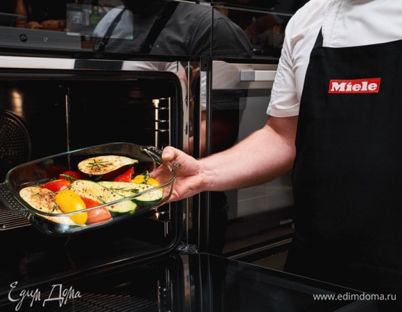 Маринованные овощи выложите в форму, добавьте розмарин, запекайте в духовом шкафу в режиме «Гриль с обдувом» при температуре 250°С в течение 5–7 минут.