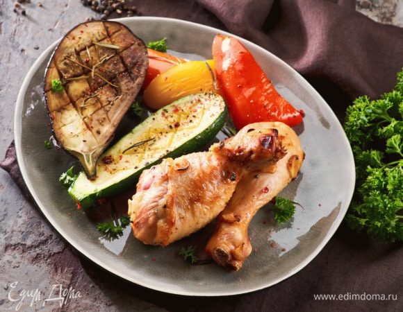 Подавайте куриные ножки с овощами.