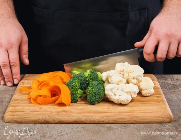 Морковь почистите и нарежьте мелкой соломкой/лентой. Брокколи и цветную капусту разделите на соцветия.