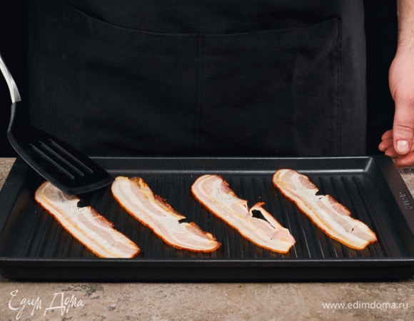 Бекон нарежьте на тонкие полоски и обжарьте.