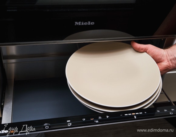 Три порционные тарелки подогрейте в подогревателе Miele Гурмэ ESW 7020.