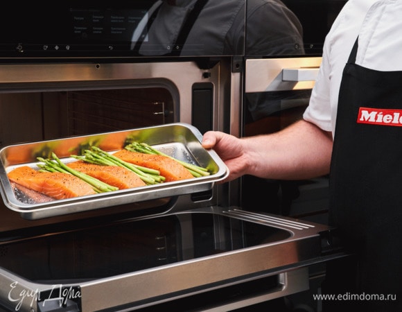 Приправьте лосося и спаржу солью и перцем, сбрызните лимонным соком и готовьте в пароварке с СВЧ Miele DGM 7840 в режиме «Приготовление на пару» при 100°С 5 минут.