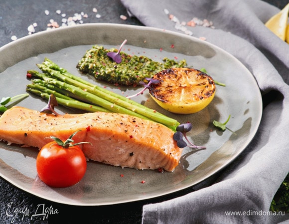 Лосося подавайте с соусом песто и спаржей.<br />
Совет: оставшийся соус песто переложите в стеклянную банку и герметично закройте с помощью вакууматора Miele EVS 7020. Это позволит вам надолго сохранить свежесть соуса.