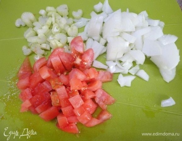 Морковь натираем на крупной терке, а остальные овощи нарезаем небольшими кубиками. Фасоль отварить в литре воды.