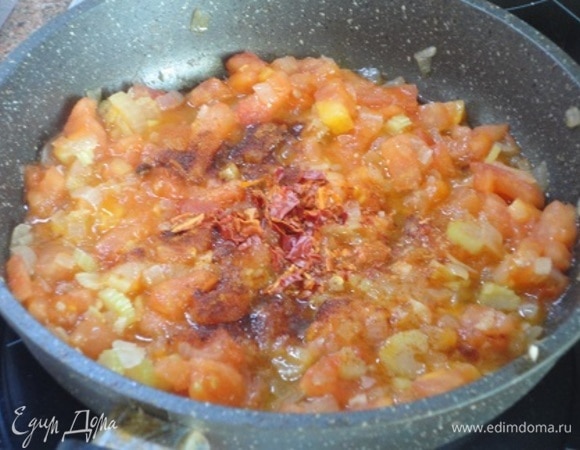 Овощи обжариваем. Лук посолить и жарить до прозрачности, затем добавить сельдерей и жарить пару минут. Далее — очищенные от кожицы томаты с чесноком, перцем хлопьями полусладким, паприкой. Тушим на медленном огне минут 10.