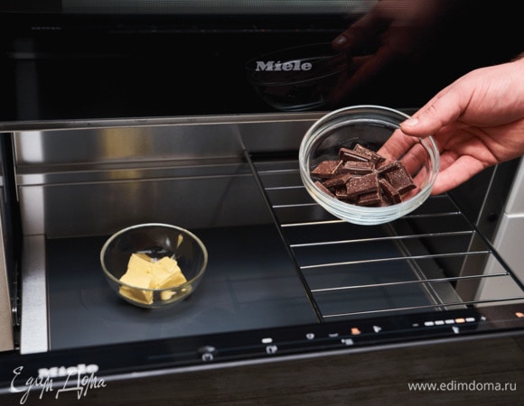 Шоколад разломите на кусочки и выложите в миску. В другую миску выложите сливочное масло. Поместите в подогреватель Miele Гурмэ ESW 7020 на режим поддержания тепла блюд на 20 минут.