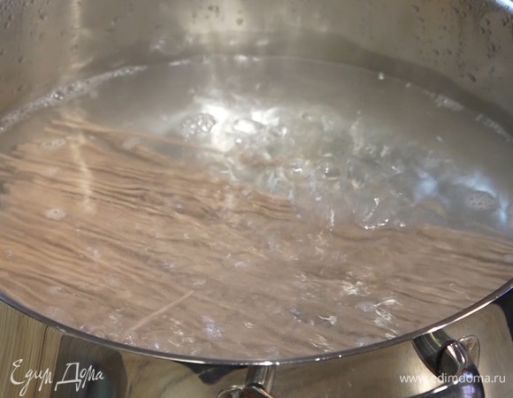 В кипящую воду положить лапшу, отварить до готовности согласно инструкции на упаковке.  