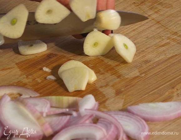 Нарезать лук-шалот полукольцами, чеснок — тонкими дольками.  