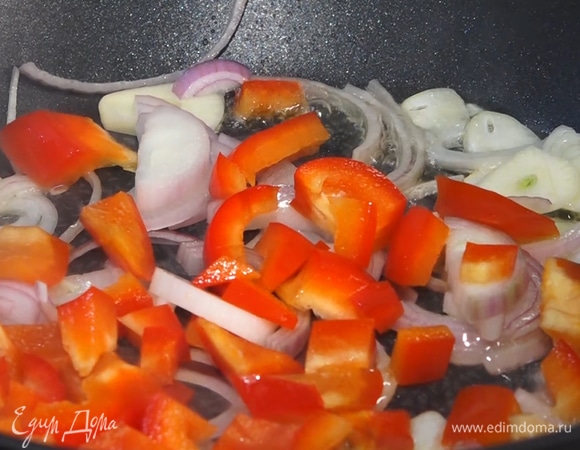 Мелко нарезать сладкий перец, добавить на сковороду, перемешать.