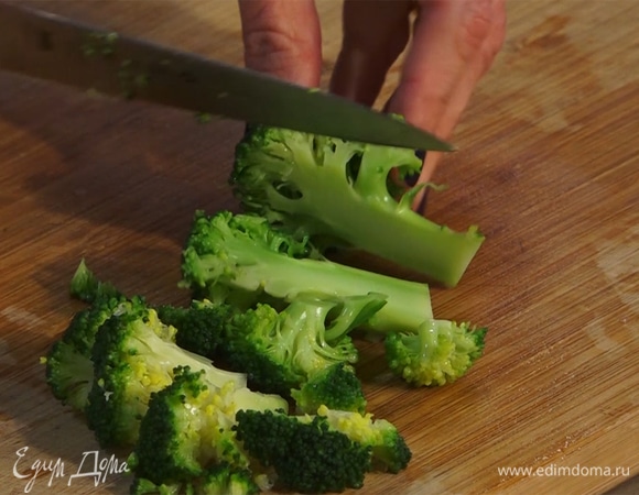 Предварительно бланшировать брокколи, мелко нарезать, всыпать к овощам, продолжить обжаривать.  