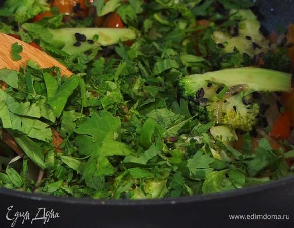 Мелко нарезать мяту и кинзу. Снять сковороду с огня, всыпать зелень.