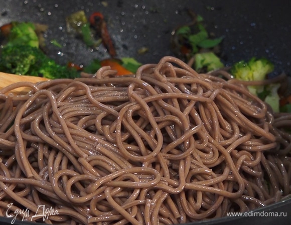 Готовую лапшу промыть под горячей водой, добавить к овощам, перемешать.