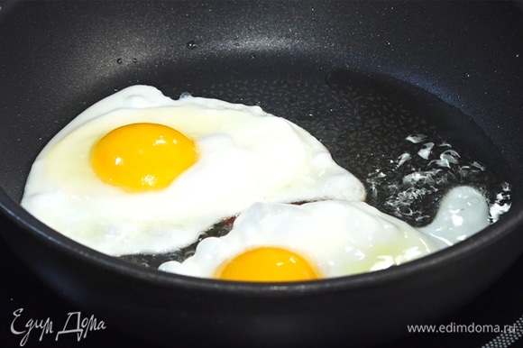 В отдельной сковороде пожарить яйца.