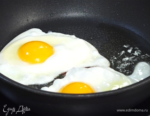 В отдельной сковороде пожарить яйца.