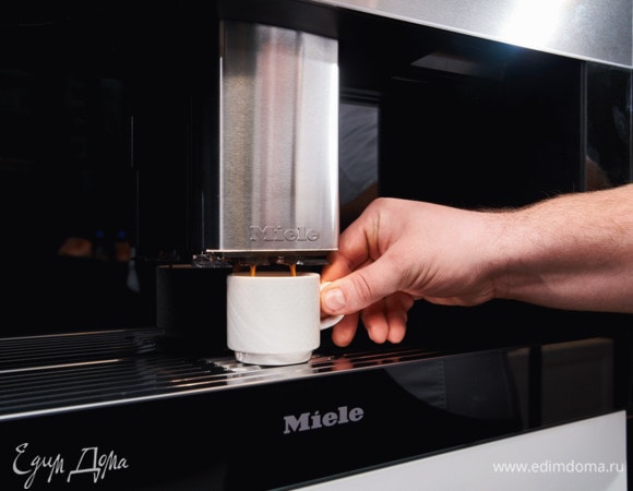 В кофемашине Miele CVA7845 сварите эспрессо.
