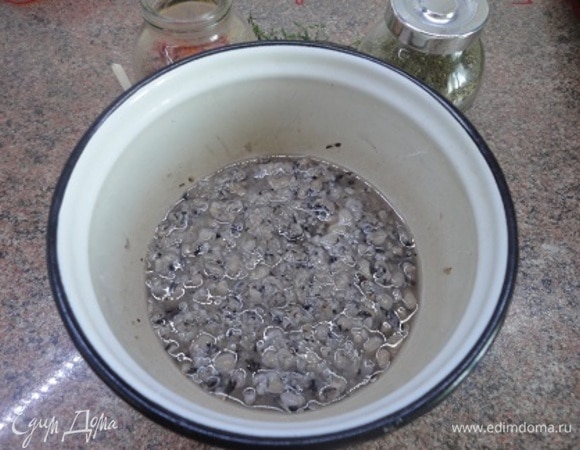 2/3 фасоли пюрируем и возвращаем в отвар.