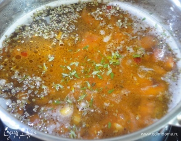 Сюда же добавляем тушеные овощи, доводим до кипения, добавляем орегано и тимьян (можно сухой), свежемолотый черный перец. Пробуем на соль. Даем настояться минут 10.