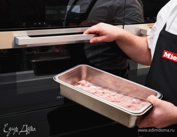 Уложите курицу в высокий неперфорированный контейнер и залейте водой. Готовьте 40 минут в пароварке с СВЧ Miele DGM 7840 в режиме «Приготовление на пару» при 100°С.