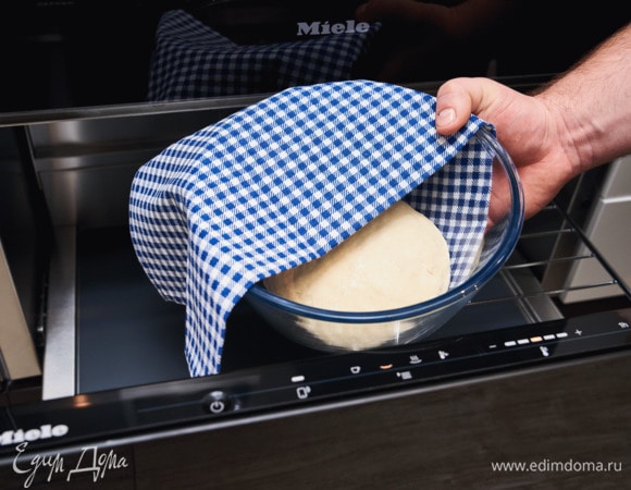 Сформируйте шар, накройте полотенцем и поместите в подогреватель Miele Гурмэ ESW 7020 в режим подогрева посуды на минимальную степень нагрева для подъёма на 30 минут.