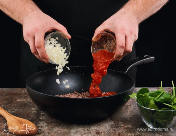 Лук почистите и мелко нарежьте. Обжарьте фарш в оливковом масле. Посолите, поперчите.<br />
Добавьте лук и томатную пасту. Тушите под крышкой до готовности. За 5 минут до готовности фарша добавьте шпинат. Готовое мясо оставьте остывать под крышкой. Кинзу мелко порубите, смешайте с фаршем.