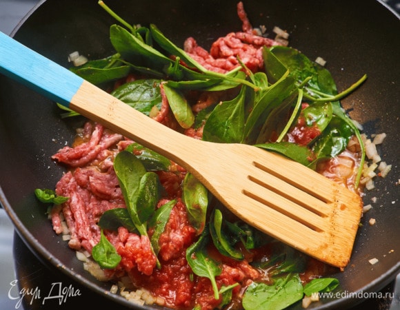 За 5 минут до готовности фарша добавьте шпинат. Готовое мясо оставьте остывать под крышкой. Кинзу мелко порубите, смешайте с фаршем.