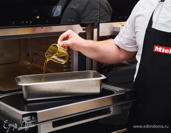 Для приготовления лука, моркови, чеснока и цукини воспользуйтесь специальной программой «Приготовление блюд меню» в пароварке с СВЧ, чтобы овощи были приготовлены к одному времени. В начале приготовления добавьте в высокий неперфорированный контейнер оливковое масло.