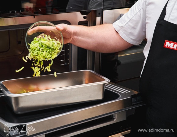 Затем добавляйте овощи, следуя подсказкам прибора.