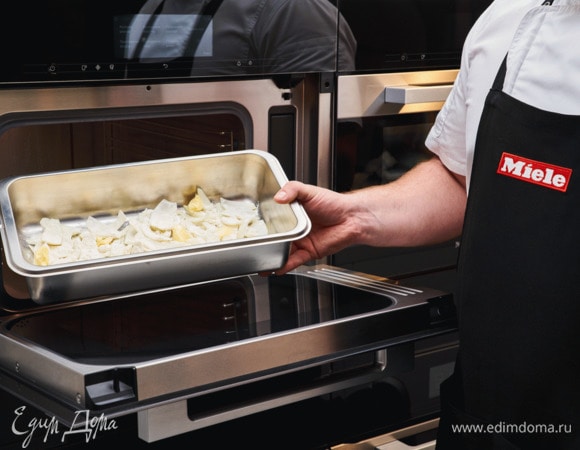 В высокий неперфорированный контейнер выложите сливочное масло, лук и муку. Поставьте в пароварку с СВЧ Miele DGM 7840 и готовьте в автоматической программе «Тушение лука» до состояния полуготовности около 4 минут. Перемешайте.