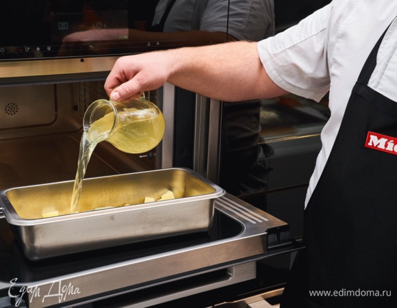 Добавьте бульон. Готовьте на пару при температуре 100°С в течение 20 минут.