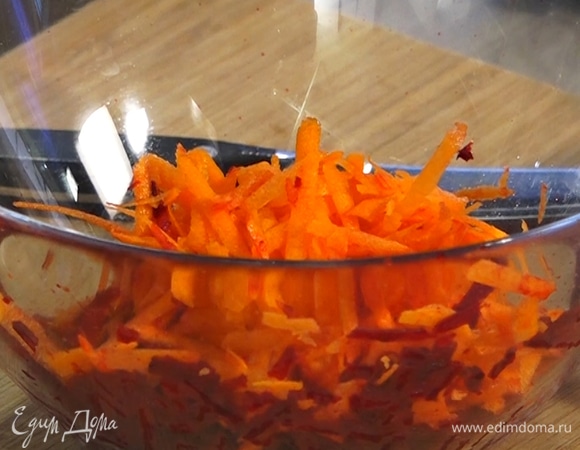 Свеклу и морковь натереть на крупной терке.