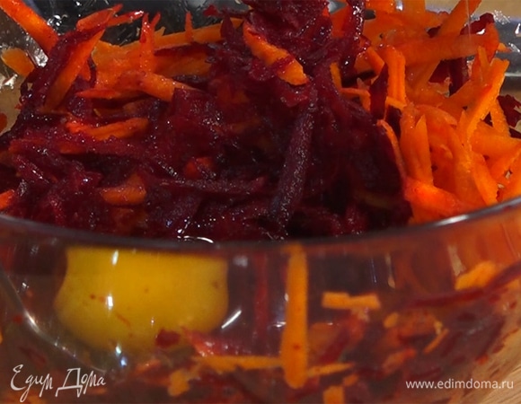 Специи и яйцо добавить к овощам, туда же влить ореховое масло.