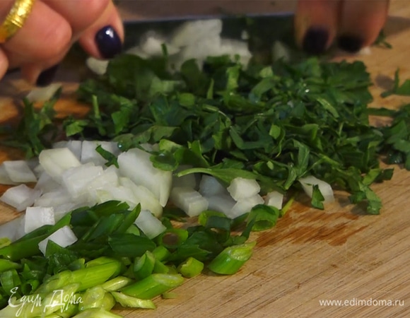 Измельчить петрушку, зеленый и репчатый лук. Добавить к овощам, всыпать муку, перемешать.