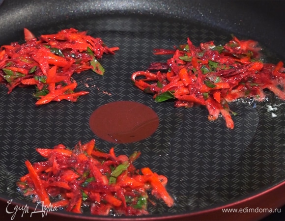 Разогреть сковороду, добавить растительное масло. Выложить оладьи, обжарить с обеих сторон до готовности.        