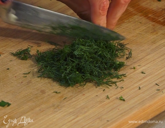Для соуса чеснок с солью и перцем растереть в ступке, добавить ореховое масло и мелко нарезанный укроп.  