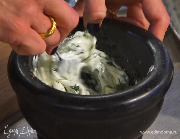 В ступку добавить греческий йогурт, все перемешать