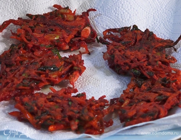 Выложить готовые оладьи на бумажное полотенце, чтобы убрать лишнее масло.