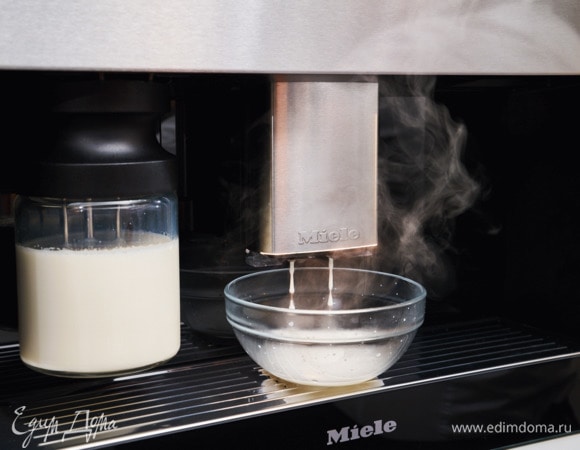 Подогрейте молоко. Воспользуйтесь режимом «Горячее молоко» в кофемашине Miele CVA 7845.