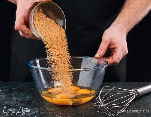 Яйца взбейте с сахаром.