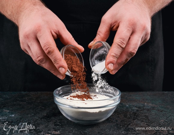 Добавьте в муку какао и разрыхлитель.