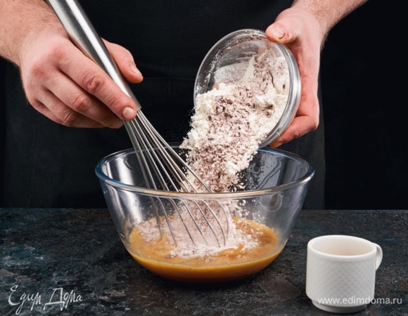 Соедините яичную смесь с мукой. Влейте кофе, перемешайте. Должно получиться воздушное тесто.
