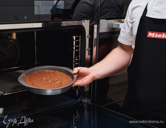 Смажьте форму для выпечки сливочным маслом и выложите тесто. Выпекайте пирог в духовом шкафу Miele H 7860 BP в режиме «Конвекция +» при температуре 185°С в течение 25 минут.<br />
По окончании программы дверца духового шкафа автоматически приоткроется благодаря функции TasteControl. Температура в рабочей камере понизится до 100°С, и бисквит не пересохнет, даже если вы не сразу вынете его.