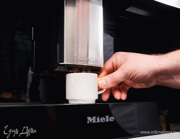 В кофемашине Miele CVA 7845 сварите эспрессо. Остудите.