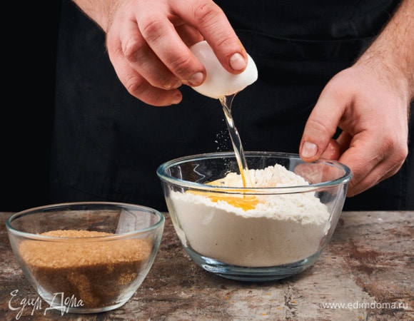 В муку добавьте яйца, сахар и щепотку соли.