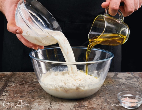 Добавьте к молочной смеси масло и яйца.