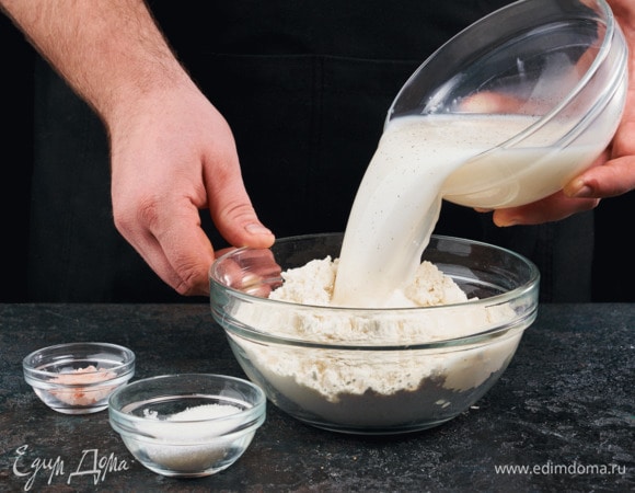 Муку смешайте с сахаром и солью, постепенно введите опару в муку. Заместите мягкое тесто.